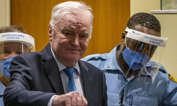 Krimineli i luftës Ratko Mlladiç që u dënua për gjenocid është ‘‘pranë vdekjes’’, avokatët kërkojnë lirimin e tij nga burgu