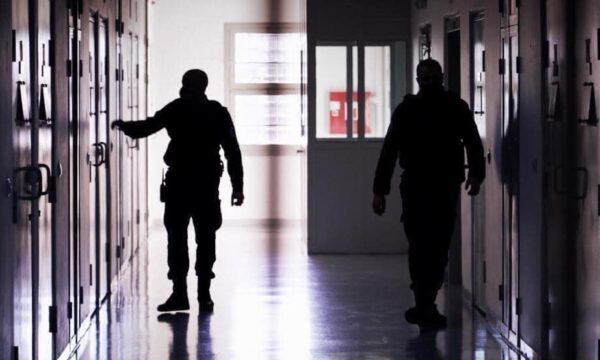 Serbia vë pengesa për vizita të shtetasve kosovarë që i mban në paraburgim
