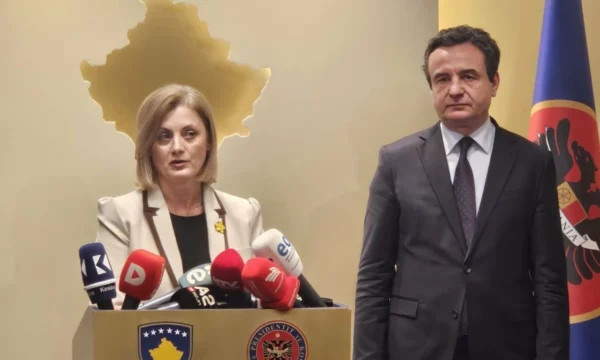 Natën kur vendi shkoi në zgjedhje, Kurti e Rushiti iu drejtuan popullit nga Presidenca, Haxhiu i arsyeton
