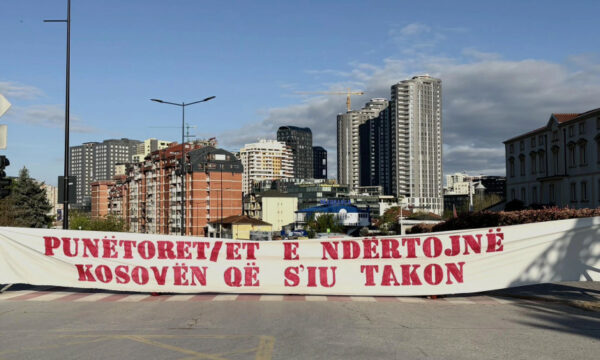 Aksion simbolik për 1 Maj: Punëtorët ndërtojnë shtetin që u përket kapitalistëve në publik e privat