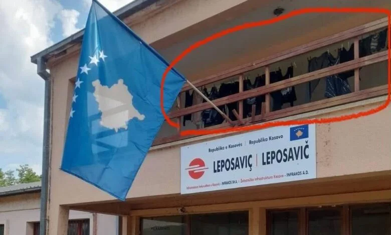 “Tre ministra e asnjërit s’u penguan dritaret krejt të thyera, veç për vota e shkel e shko”-Muharremi për gjendjen e stacionit hekurudhor në Zveçan
