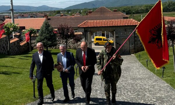 Hoxhaj në Gllogjan për Luan Haradinajn: Liria e Kosovës ka emrin e sakrificës së dëshmorëve