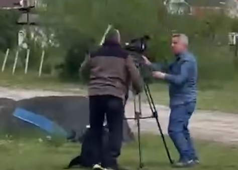 Rasti i foshnjës në Ferizaj, një person sulmon me shkop kameramanin e Klan Kosovës, AGK kërkon të merren masa