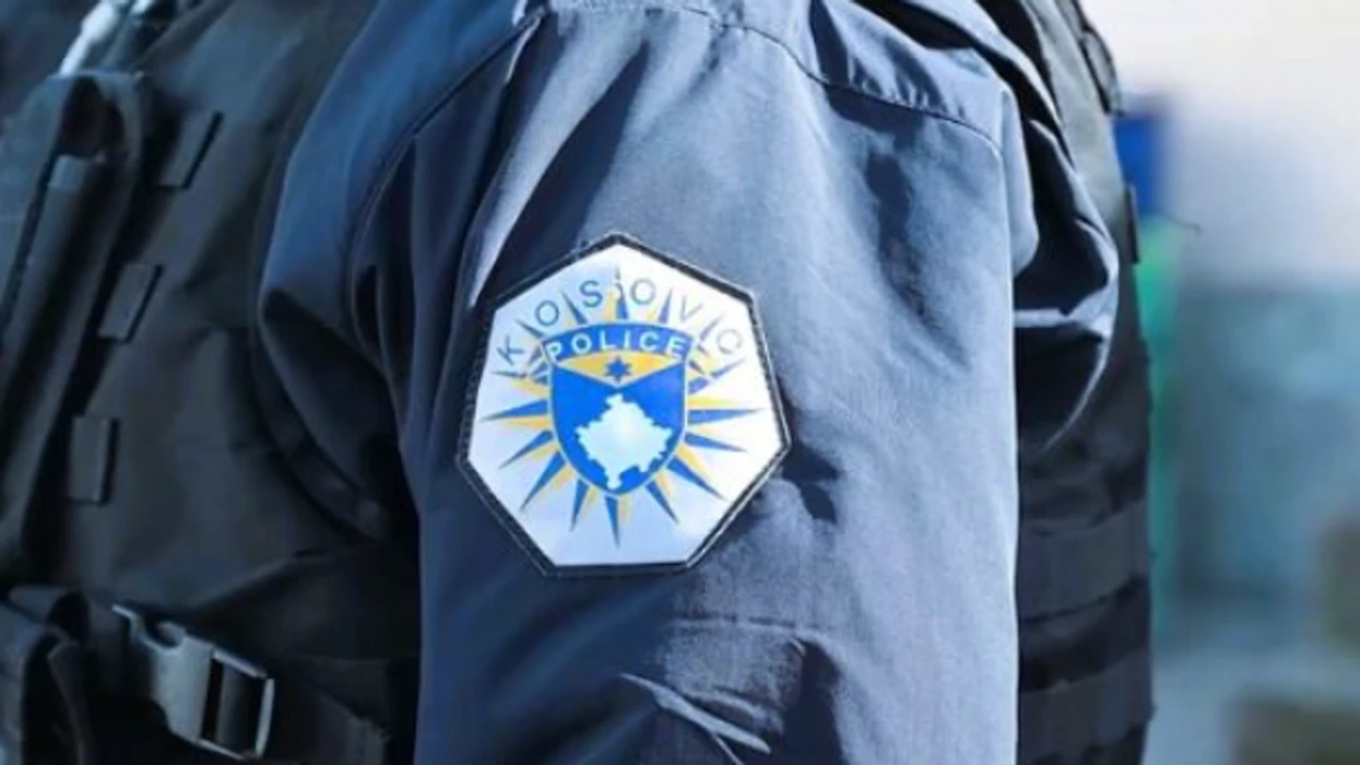Rrahja mes disa personave në Junik, Policia konfiskoi dy armë dhe dy thi