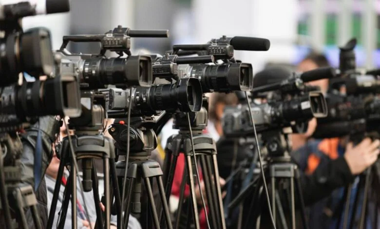 Britania dhe Finlanda: Media e lirë, kusht për qeverisje të mirë në Kosovë