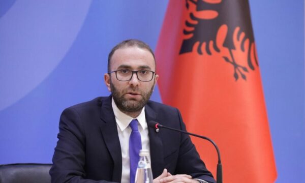 “8 orë pa ujë e ushqim”Bardhi: Dënoj trajtimin e 40 të rinjve shqiptarë nga policia maqedonase, heshtje skandaloze e Tiranës