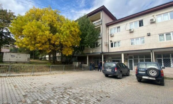 Prokuroria jep detaje për vrasjen e rëndë në Mitrovicë: Viktima dhe i plagosuri vëllezër, dorasi është arrestuar