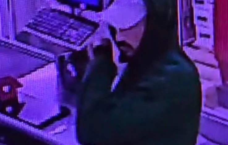 Nëse e shihni këtë person lajmëroni policinë, ja se për çka po kërkohet