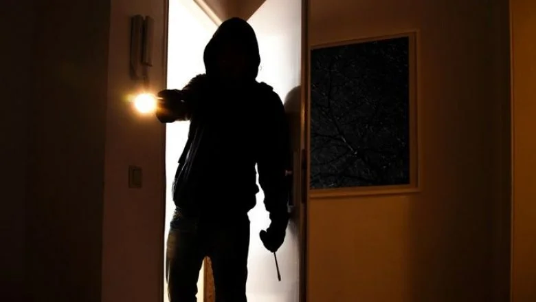 Dy persona të maskuar e të armatosur grabitin dy të moshuar në Malishevë, Policia jep detaje