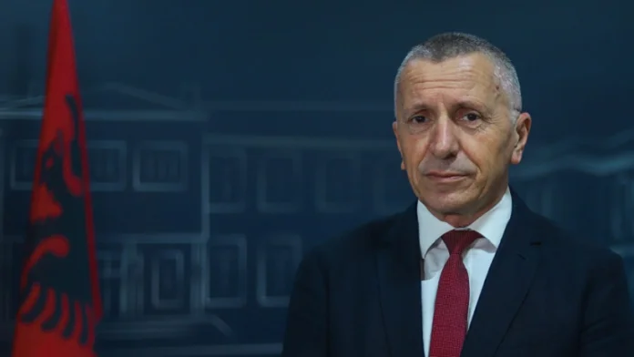 Kamberi prezanton rezolutën që dorëzoi në kuvendin serb për dënimin e krimeve të luftës në Kosovë