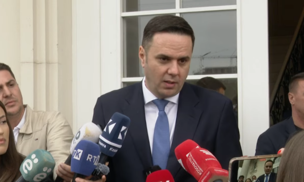 Abdixhiku njofton se nesër bashkë me Vjosa Osmanin mbajnë “tubimin e bashkimit”