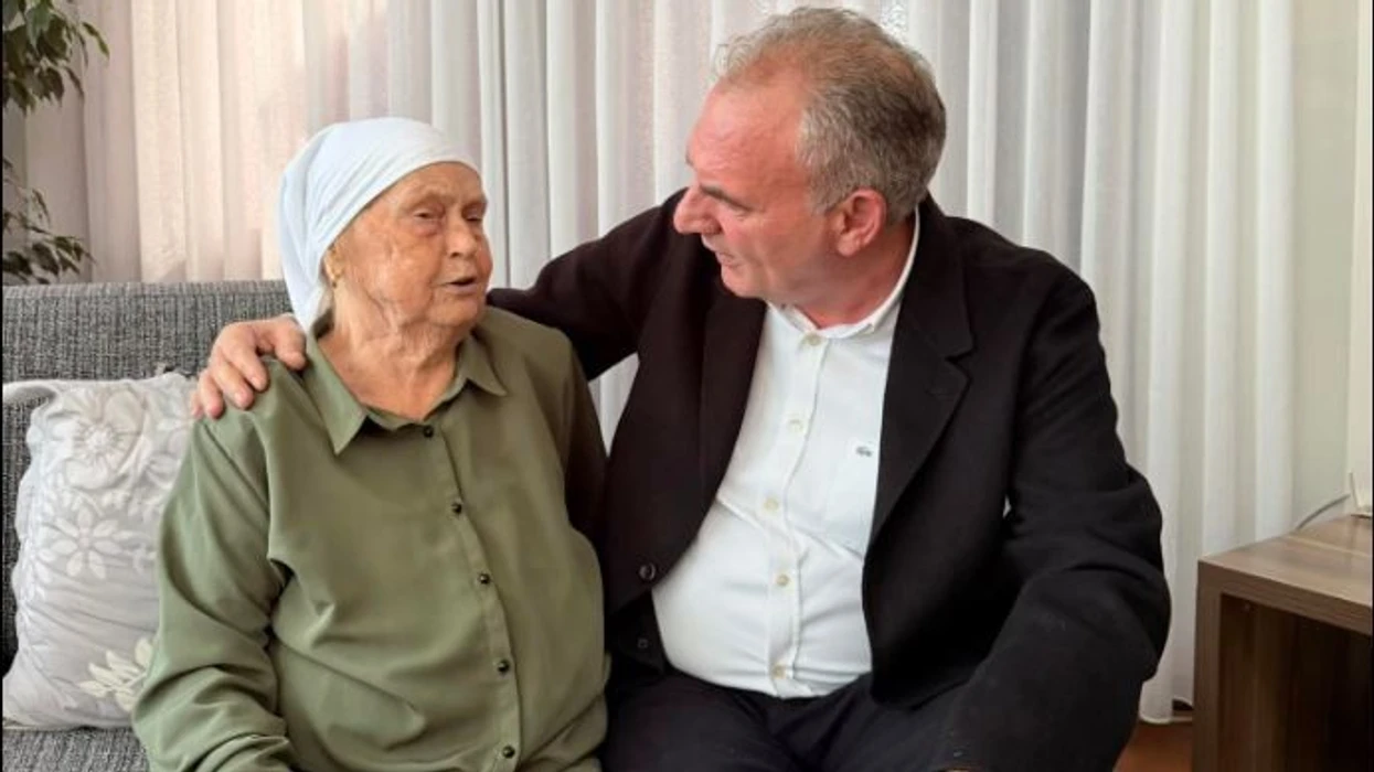 “Në sytë e një nëne që pret djalin e saj nga Haga…”, Limaj viziton nënën e Thaçit në festën e Bajramit
