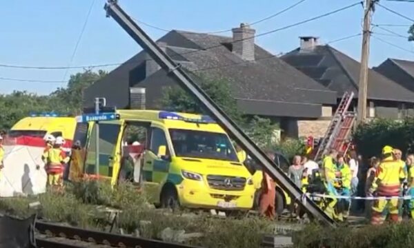 Aksident i rëndë në Belgjikë, treni përplaset me autobusin e shkollës – disa të vdekur
