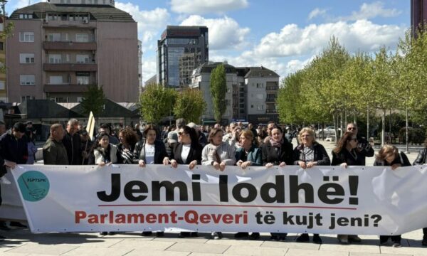 “Jemi lodhë, Parlament – Qeveri të kujt jeni?”, nis protesta e punëtorëve të sektorit privat