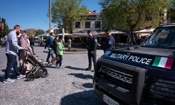 KFOR vazhdon patrullimet në Prizren për të garantuar siguri dhe liri në lëvizje