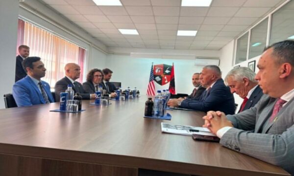 Kongresistët amerikanë në Luginë, priten në Këshillin Kombëtar Shqiptar