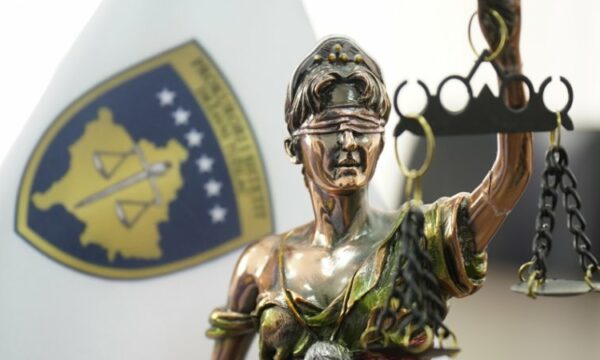 Zyra e Kryeprokurorit të Shtetit dënon kërcënimin që iu bë prokurorit Prekazi gjatë një seance gjyqësore