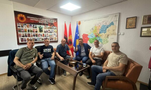 Kandidati i PDK’së Besim Hoxha viziton veteranët e UÇK’së: Mirënjohje e përhershme për sakrificën dhe kontributin