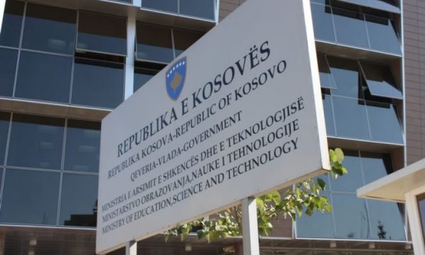 Ministria për rastin e drejtorit të dyshuar për ngacmim seksual: Të trajtohet me prioritet