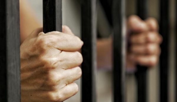 Kërkohet paraburgim ndaj dy zyrtarëve bankarë që dyshohet e ngarkuan një grua me kredi prej 25 mijë eurove pa dijeninë e saj