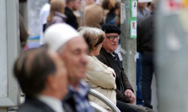 “100 euro s’na mjaftojnë” – Pensionistët kërkojnë pension dinjitoz e jo ndihma simbolike