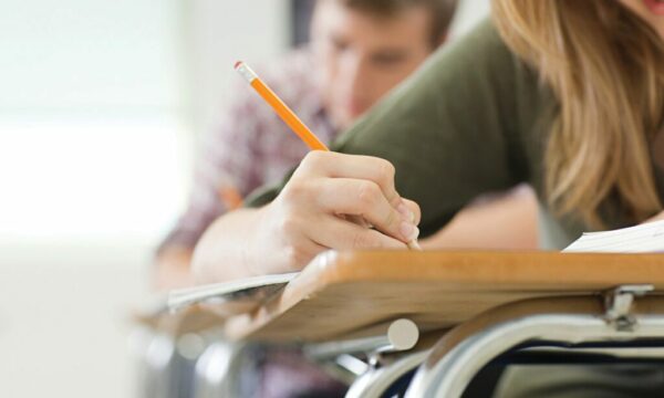 Gjysma e grave dhe një pjesë e madhe e burrave në Shqipëri kanë vetëm arsim 9-vjeçar, Kosova ka rezultate të ngjashme