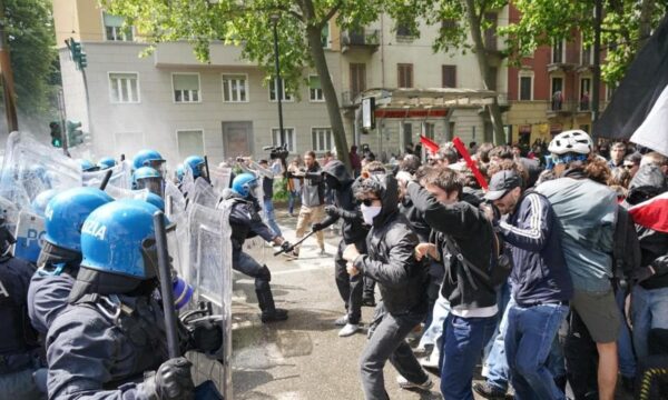 Protesta në të gjithë Italinë për 1 Majin, tensionet përshkallëzohen në Torino- Protestuesit goditën me shkopinj