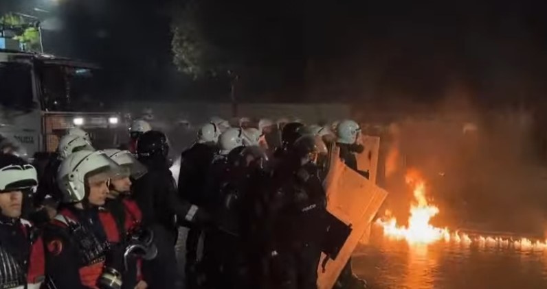 Përfundon protesta 90-minutëshe e opozitës në Shqipëri