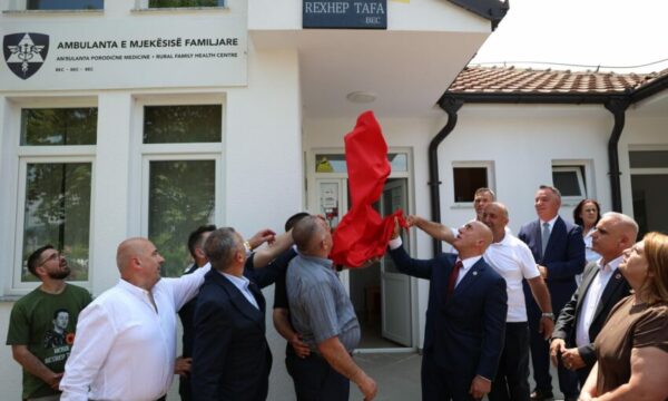 Zbulohet pllaka përkujtimore e Rexhep Tafës, mjeku që sakrifikoi gjithçka për lirinë