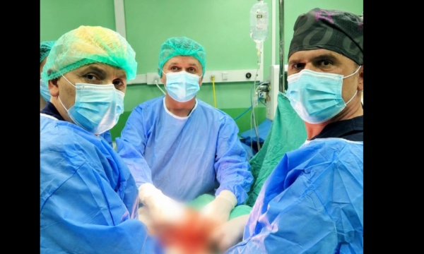 Në Spitalin e Mitrovicës kryhet me sukses një intervenim kompleks kirurgjik, pacientit i largohet tumor me përmasa të mëdha