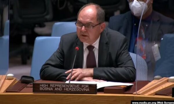 “Glorifikimi i kriminelëve të luftës”, Schmidt në KS të OKB-së paralajmëron rreziqe për integritetin e Bosnjës
