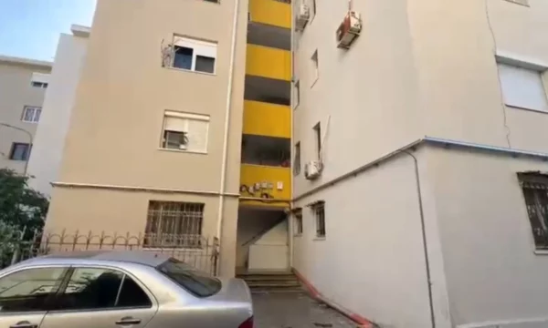 E rëndë në Shkodër, i riu hidhet nga pallati, humb jetën
