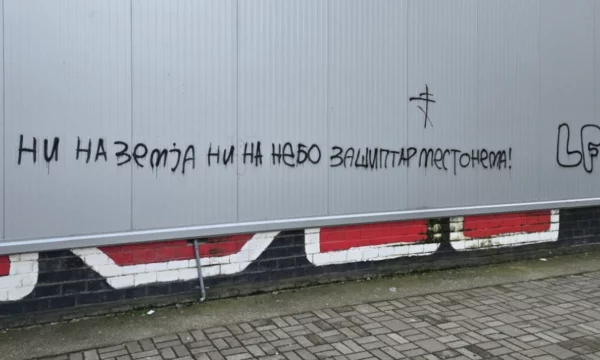 “As në tokë as në qiell, vend për shqiptarët nuk ka” – shfaqen shkrime anti-shqiptare në Shkup