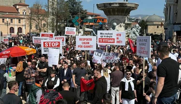 Hamza del në mbështetje të protestës së studentëve shqiptarë në Shkup: Jemi me ju