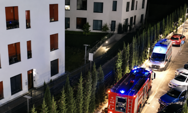 Zjarr në një ndërtesë në Tiranë: Evakuohen banorët, një grua dërgohet në spital nga asfiksia