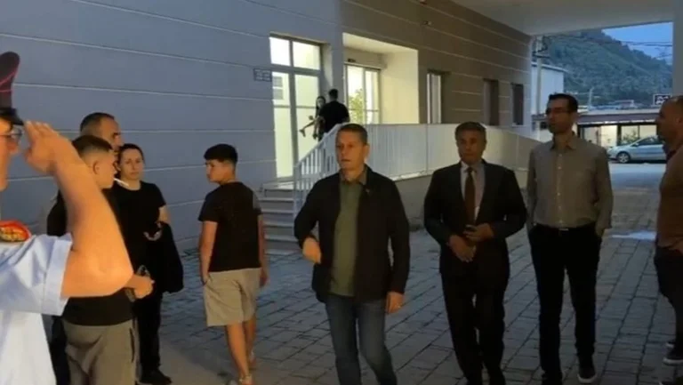 Pas tragjedisë në Shëngjin, ambasadori i Kosovës në Shqipëri viziton të mbijetuarit: Janë në gjendje të mirë