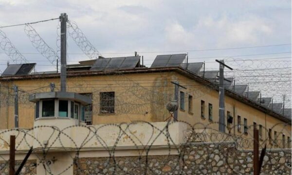 Arratisja e shqiptarit Edmond Tafa nga burgu famëkeq i Greqisë, arrestohen 2 oficerë