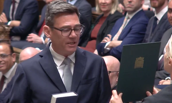 Burnham, favoriti kryesor për kryeministër, mbërrin në Londër dhe betohet si deputet pasi Starmer dha dorëheqje