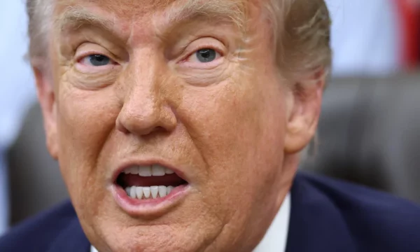 Trump mohon se po i ofron pagesa financiare Iranit, Vance sqaron burimin e fondeve  Presidenti i Shteteve të Bashkuara, Donald Trump, ka hedhur poshtë të hënën pretendimet se Uashingtoni po i ofron pagesa financiare Iranit, duke i cilësuar raportet si “lajme të rreme” në një postim në platformën e tij Truth Social.  Trump reagoi ndaj raportimeve që flisnin për një paketë financimi të mundshme prej disa miliardë dollarësh, duke mohuar konkretisht pretendimin për një shumë prej 300 milionë dollarësh. Megjithatë, mbetet e paqartë nëse ai po i referohej edhe shifrave më të mëdha të përmendura në disa media ndërkombëtare.  Ndërkohë, zëvendëspresidenti amerikan JD Vance sqaroi se çdo fond i përfolur prej rreth 300 miliardë dollarësh nuk do të vinte nga taksapaguesit amerikanë, por nga aleatë rajonalë të SHBA-së.  Sipas tij, vendet e Gjirit Persik mund të investojnë në Iran vetëm nëse Teherani krijon kushte ekonomike të favorshme dhe sillet si një “vend normal” në sistemin ndërkombëtar.  Një zyrtar i lartë amerikan ka konfirmuar më herët se diskutimet për një fond të mundshëm shumë miliardë dollarësh janë pjesë e negociatave diplomatike, por çdo progres financiar mbetet i kushtëzuar nga zhvillimet dhe angazhimet e palës iraniane.