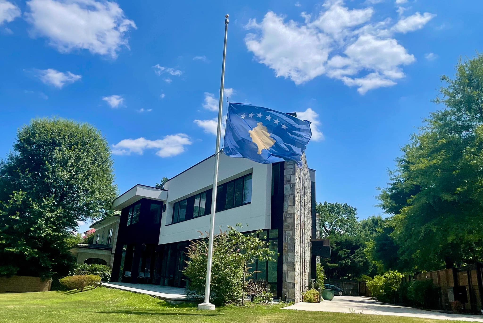 MPJD-ja jep kontratën mijëra euroshe për punimin e llogos për Ambasadën në Uashington