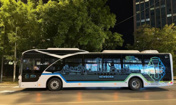 Dy trama dhe 15 autobusë elektrikë për Prishtinën, Përparim Rama tregon se si do të duken