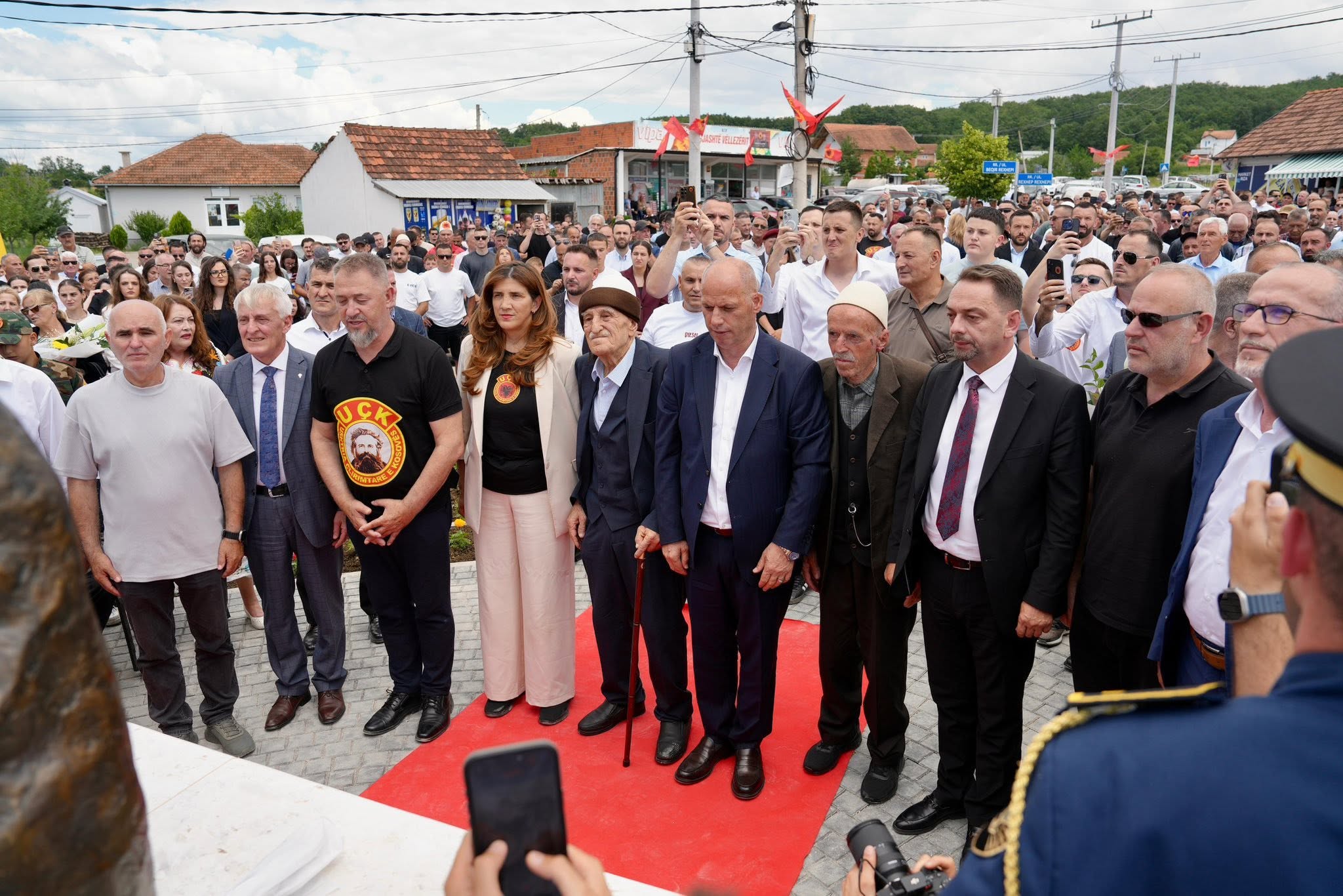 Lladrovci: Shtatoret e heronjve Rexhep dhe Beqir Rexhepi, i japin hijeshi Qirezit, Drenicës dhe krejt Kosovës