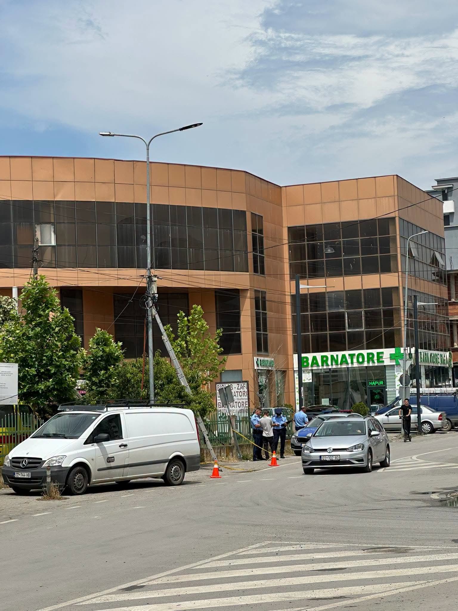 Punëtori bie nga një shtyllë elektrike në Klinë, përfundon për trajtim në Spitalin e Pejës