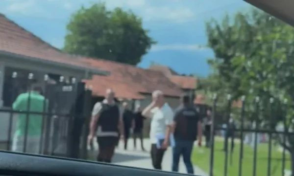 Pejë: Arrestohen dy zyrtarë të strukturave paralele serbe, dyshohen për vepra që lidhen me procesin zgjedhor