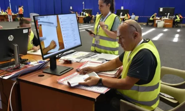 Aprovohen 73 mijë zarfe nga votimi me postë i diasporës, KQZ vazhdon numërimin e tyre