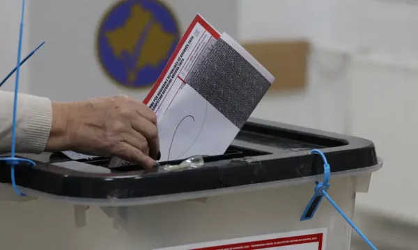 DW: Zgjedhjet në Kosovë me Kurtin e Osmanin si rivalë dhe me koston e polarizimit politik