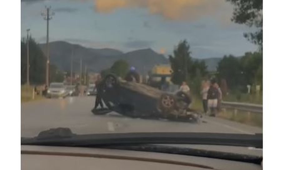 Përmbyset vetura pas një aksidenti në Korçë, lëndohet një person