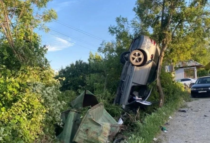 Aksident i rëndë në Bulqizë, vetura mbetet e varur në pemë – ka të lënduar