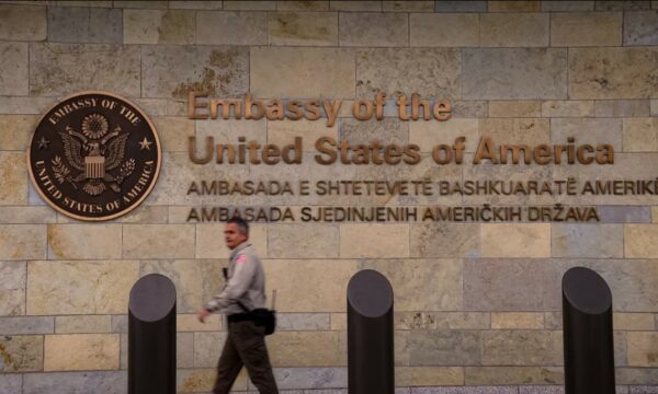 Ambasada amerikane: Ngërçi i vazhdueshëm po i kushton Kosovës, koha që udhëheqësit t’i japin prioritet progresit e stabilitetit