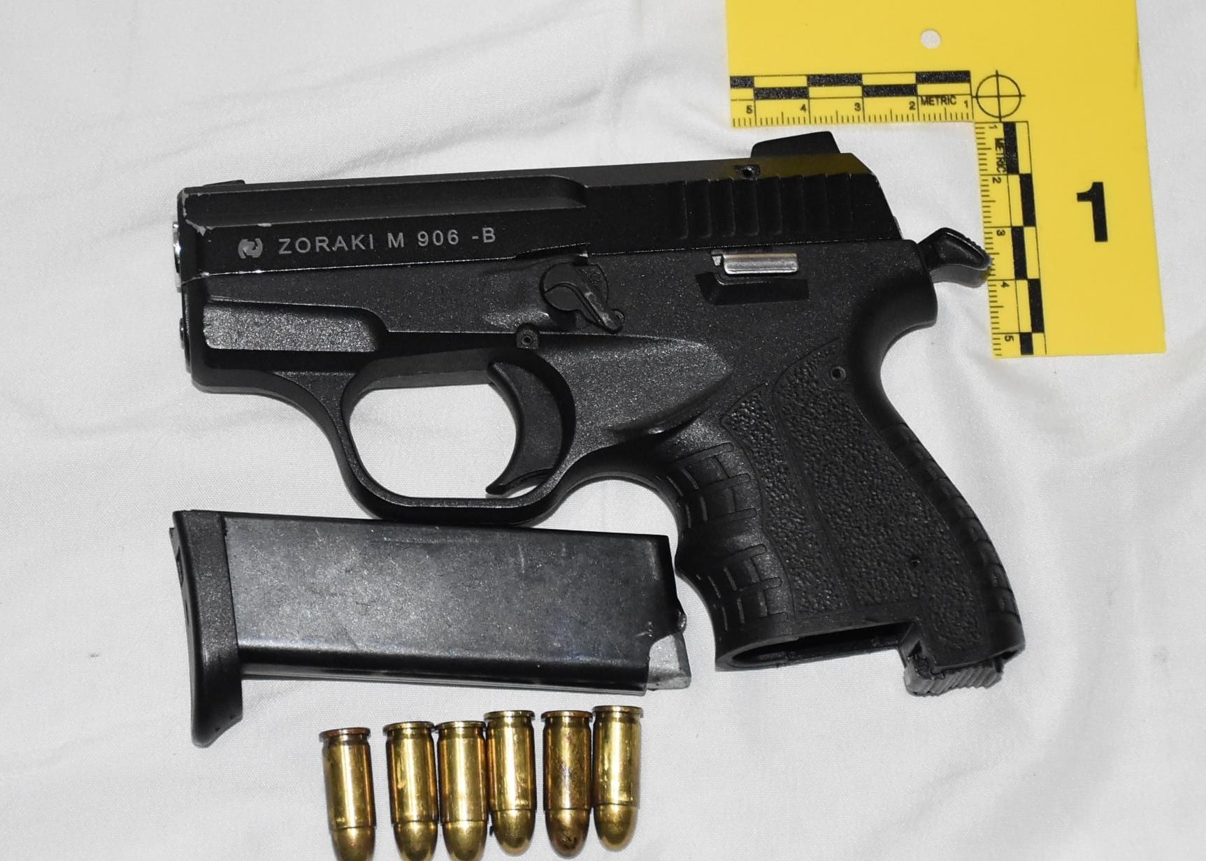 I iku Policisë duke kapërcyer oborret e shtëpive – të nesërmen i gjendet arma me fishek, përfundon nën hetim për dy vepra penale